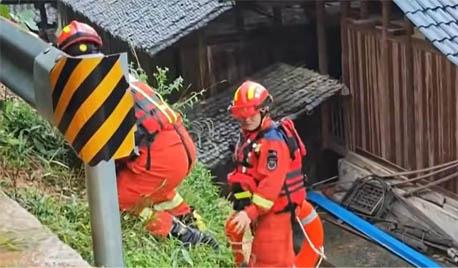 应急救援｜湖南绥宁特大暴雨致进村道路塌方，消防徒步三小时救出... - 配图1