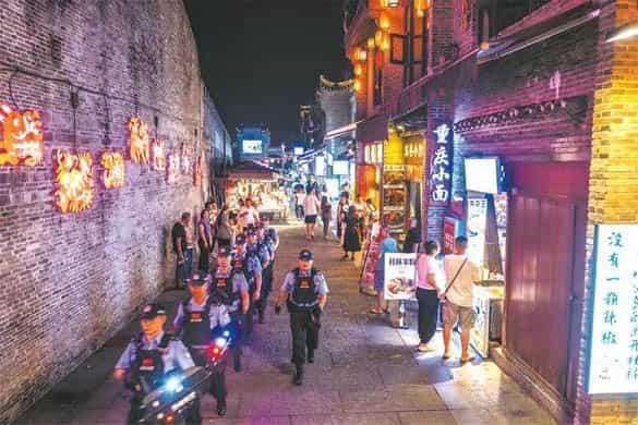 6月30日全国夏夜治安巡查全面铺开 常态化巡防守护群众夜间平... - 配图1