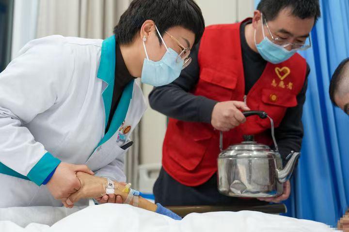 人文新风｜危难面前义无反顾，平凡路人用挺身而出诠释人间道义 - 配图1