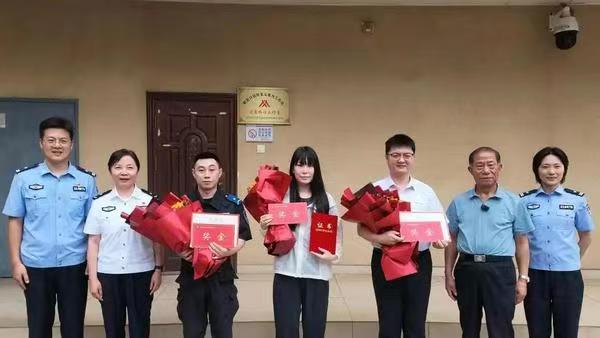90后女教师扶梯逆行舍身护住老人!膝盖缝8针,近日领到见义勇... - 配图1