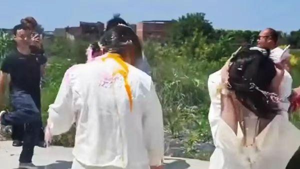 云南昭通低俗婚闹引热议,伴娘遭围堵泼面粉砸鸡蛋,警方明确当事... - 配图1