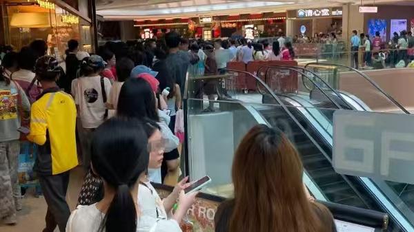 7月24日《功夫女足》广州路演火热开启，周星驰迪丽热巴现身引现场人流爆满