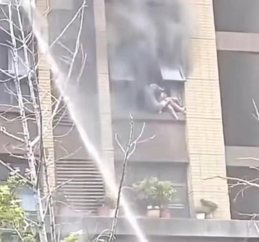 连云港小区火灾母女坠楼引救援争议，业内及消防部门解读：现场不具备铺设气垫、架设云梯客观条件
