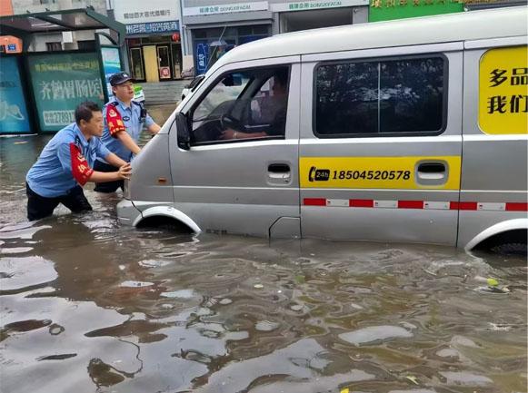 黑龙江多地遭遇强降雨引发城市内涝 多部门联动抢险转移受灾群众