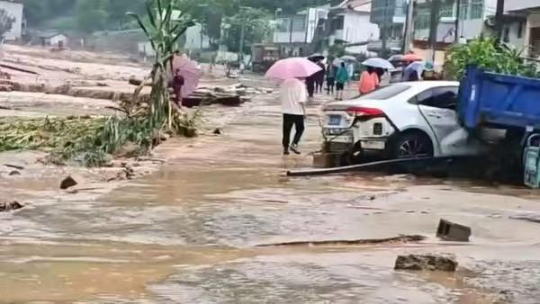 暴雨引发突发泥石流！陕西柞水村民清积水遇灾，1人遇难2人失联