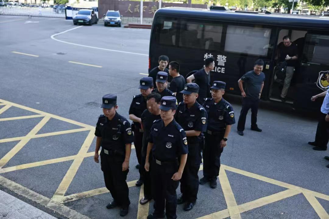 逃亡三十一载终落网！湖北嘉鱼命案逃犯隐姓埋名半生：被捕瞬间如释重负