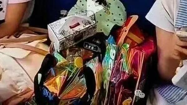 两女孩买三张火车票占座事件：公共交通席位使用权的规则与人情