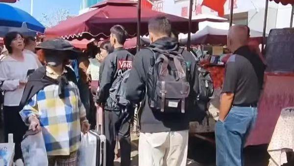 “菜市场漫游”走红假期文旅 烟火市井成为青年出游新地标