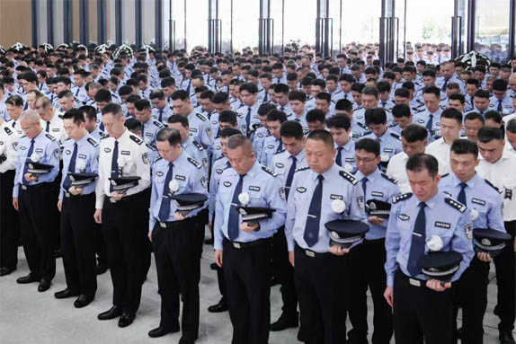 1784244132677624.jpg 青春铸警魂 热血护苍生!深圳25岁民警挺身斗凶徒壮烈牺牲 - 配图2