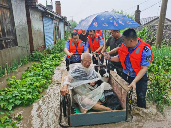 1785628283234382.jpg 黑龙江多地遭遇强降雨引发城市内涝 多部门联动抢险转移受灾群众
